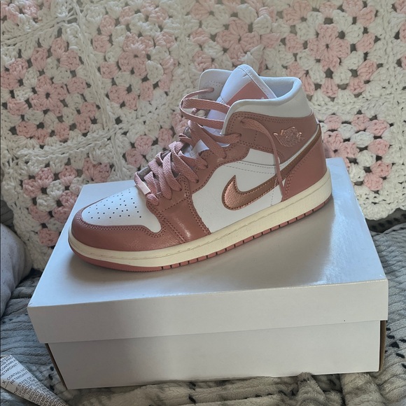 SALE! NWT Jordan 1 Pink and White High-Top Sneakers With Box & Crease Protectors - Picture 5 of 6